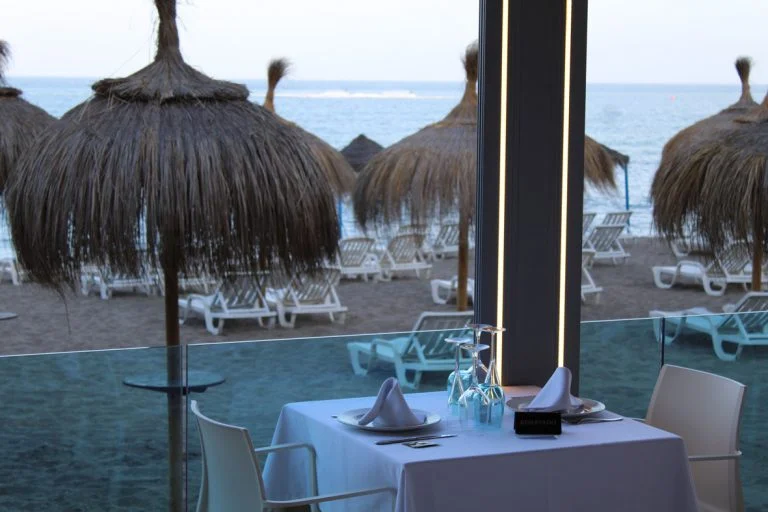 Comer junto al mar en el Restaurante La Caracola