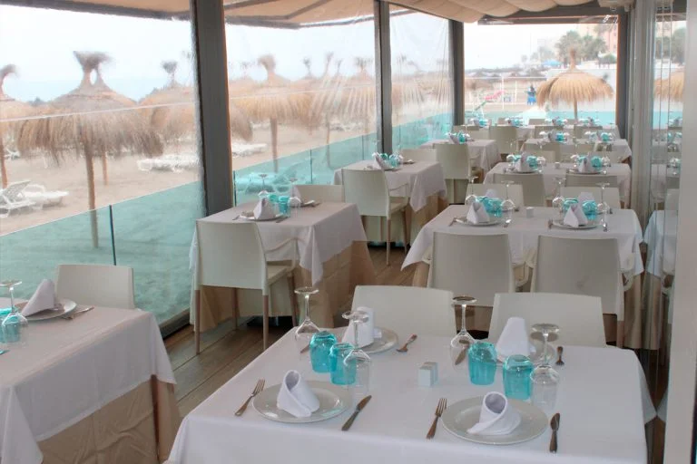 La terraza cubierta en el Restaurante La Caracola