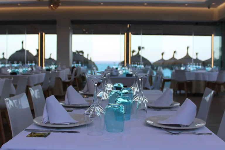 Restaurante La Caracola y al fondo, el mar